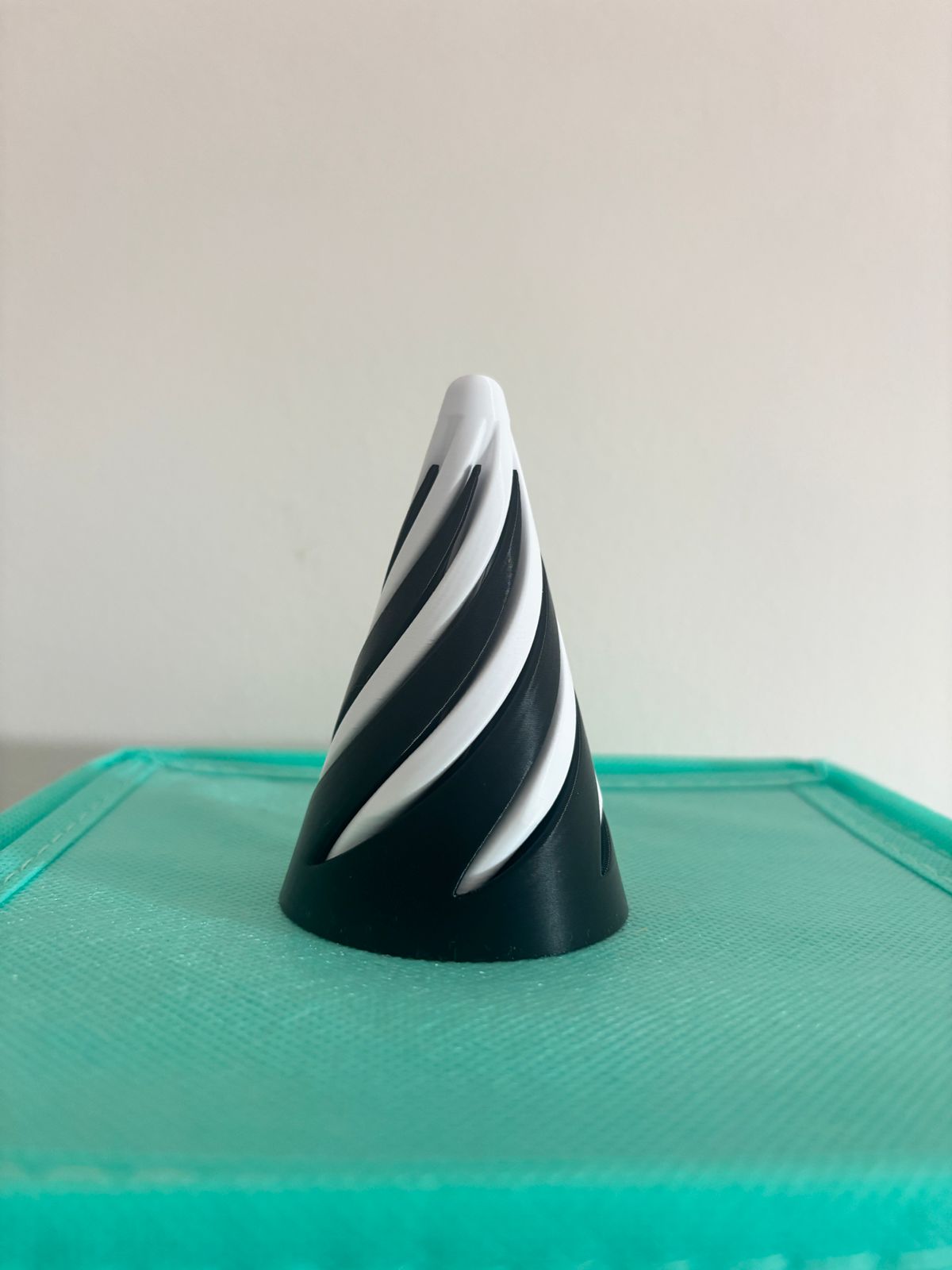 🔵 Título: Spiral Cone Fidget Toy – 3D Printed Sensory Toy